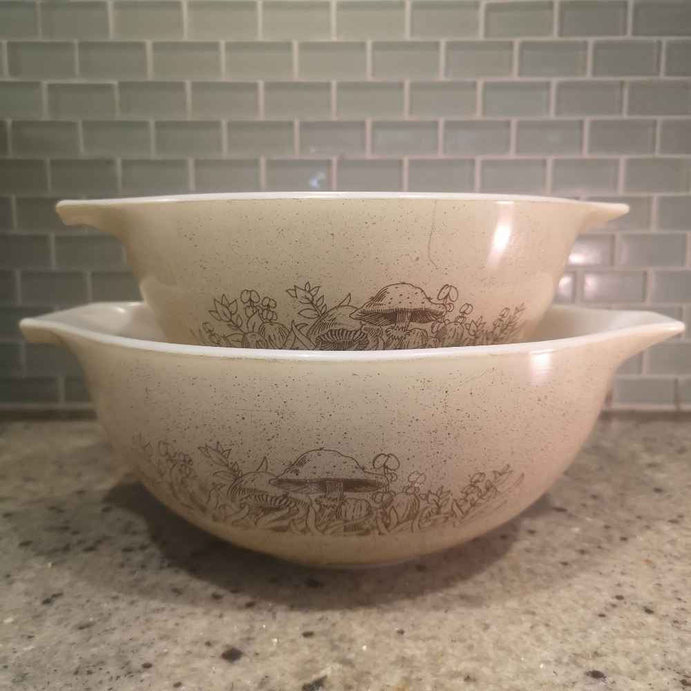 Vintage 2 x PYREX Forest Mushroom Cinderella Nesting 2.5 & 1.5 Liters Bowls